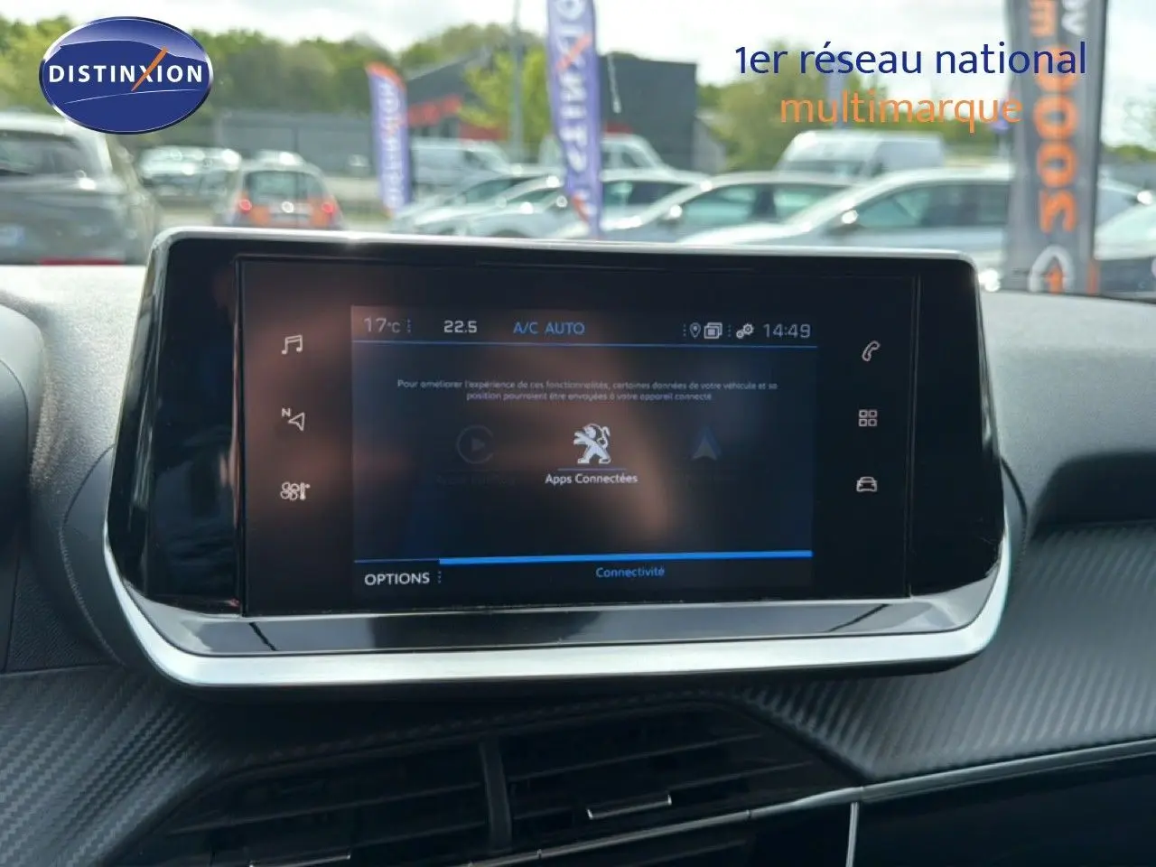 Vue rapprochée de l’écran tactile central du tableau de bord du Peugeot 2008 noir perle métal, affichant les apps connectées.