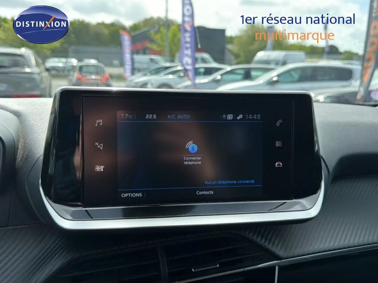 Écran tactile central du tableau de bord du Peugeot 2008 noir perle, affichant les options de connexion téléphone.