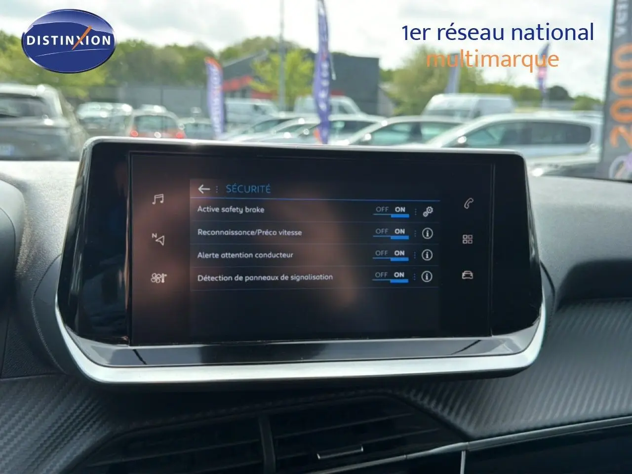 Écran tactile central affichant les réglages de sécurité dans l'habitacle d'une Peugeot 2008 noir perle métal.