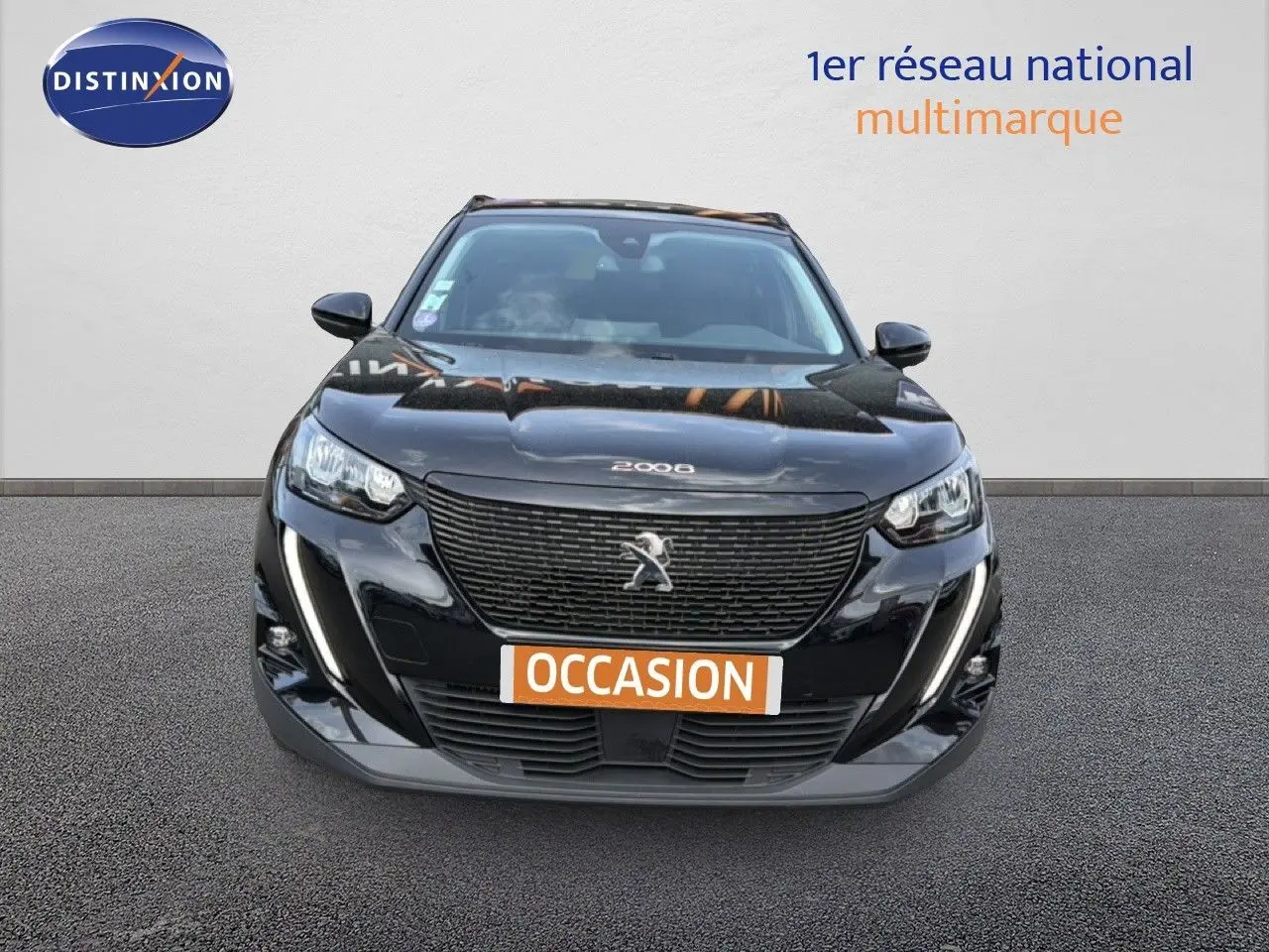 Vue frontale d'une Peugeot 2008 noire perle métal avec calandre noire et feux LED, plaque "OCCASION" visible.