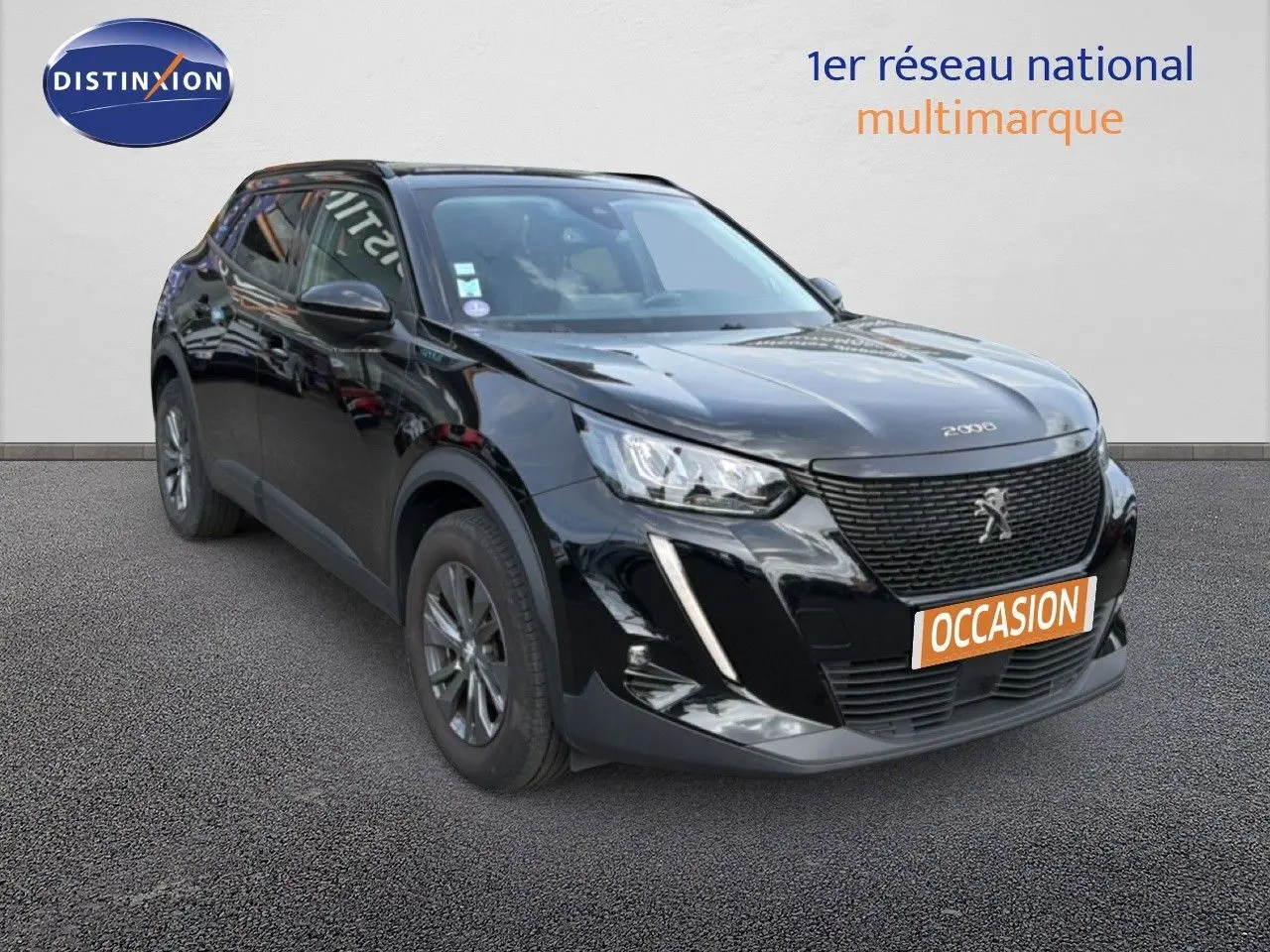 Peugeot 2008 noir perle métal en 3/4 avant droit, avec calandre noire et feux LED distinctifs.