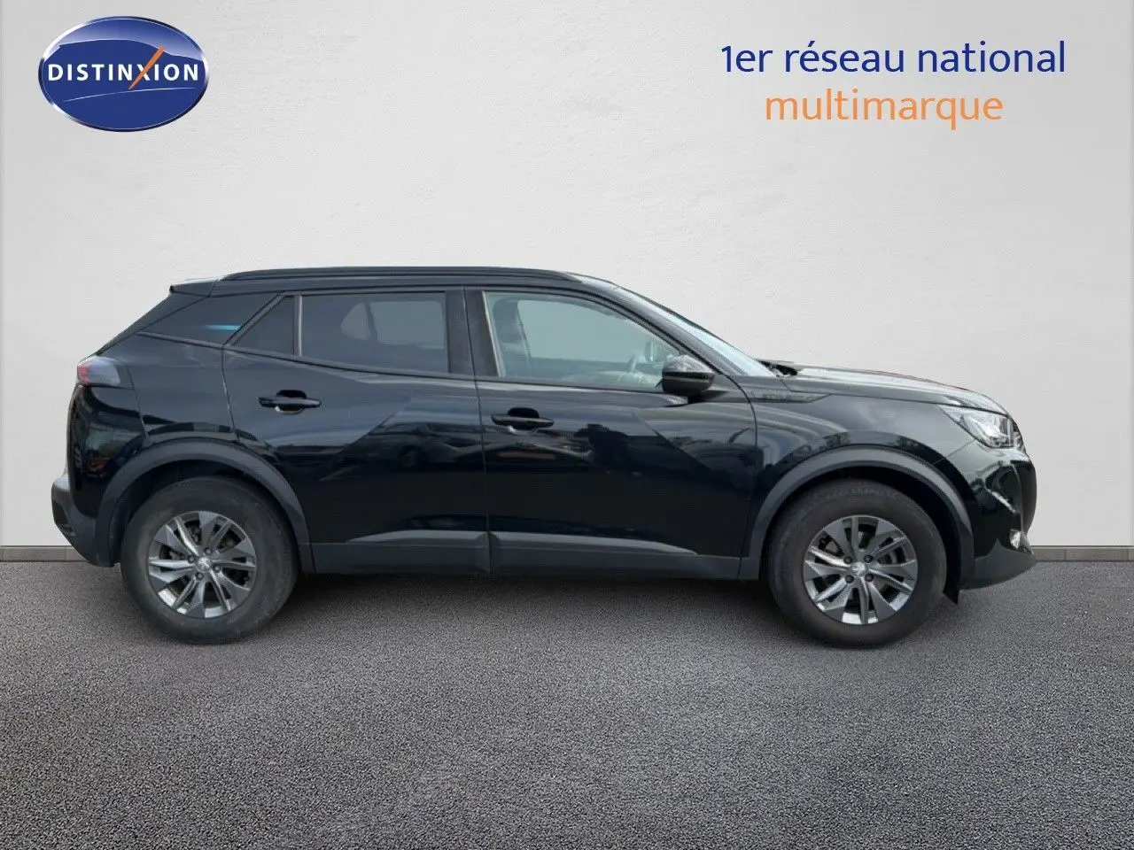 Peugeot 2008 noir perle métal en profil côté gauche, SUV compact avec jantes alliage 16 pouces.
