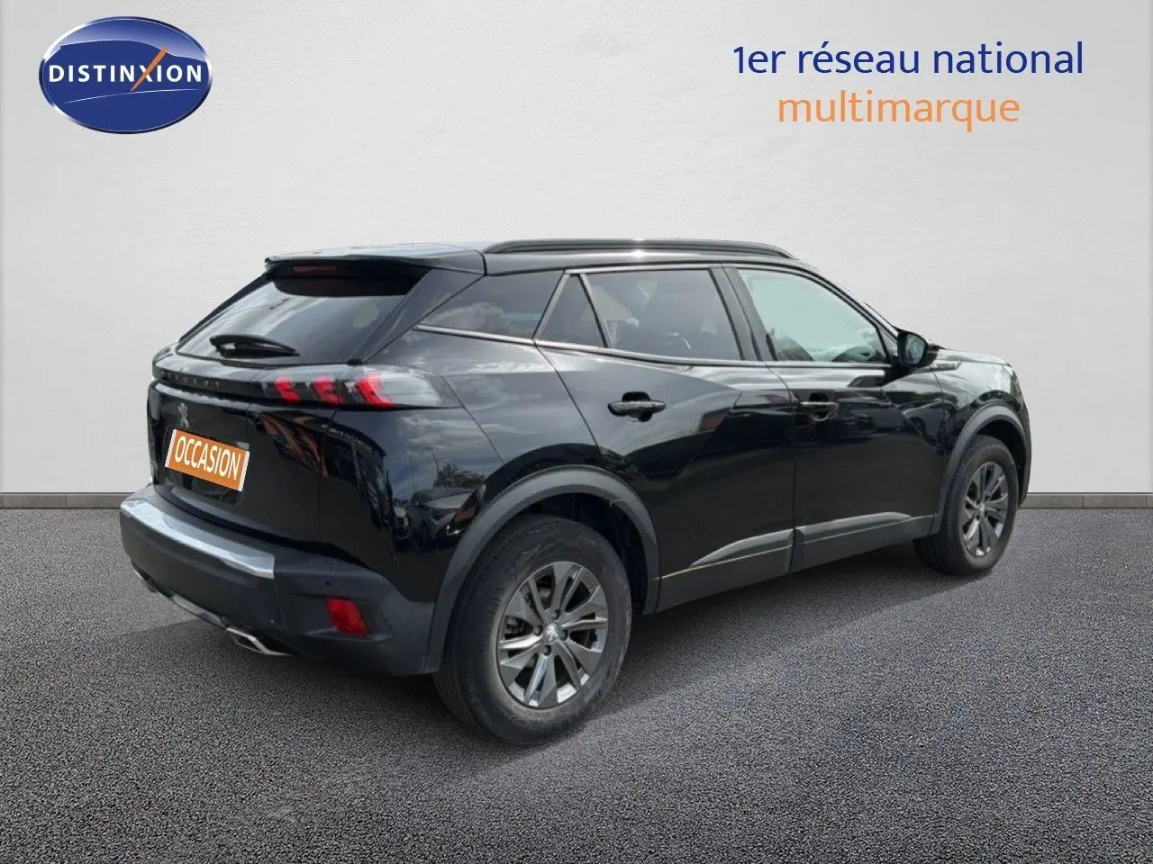 Peugeot 2008 noir perle métal vue 3/4 arrière côté droit, soulignant ses feux arrière LED et jantes alliage.