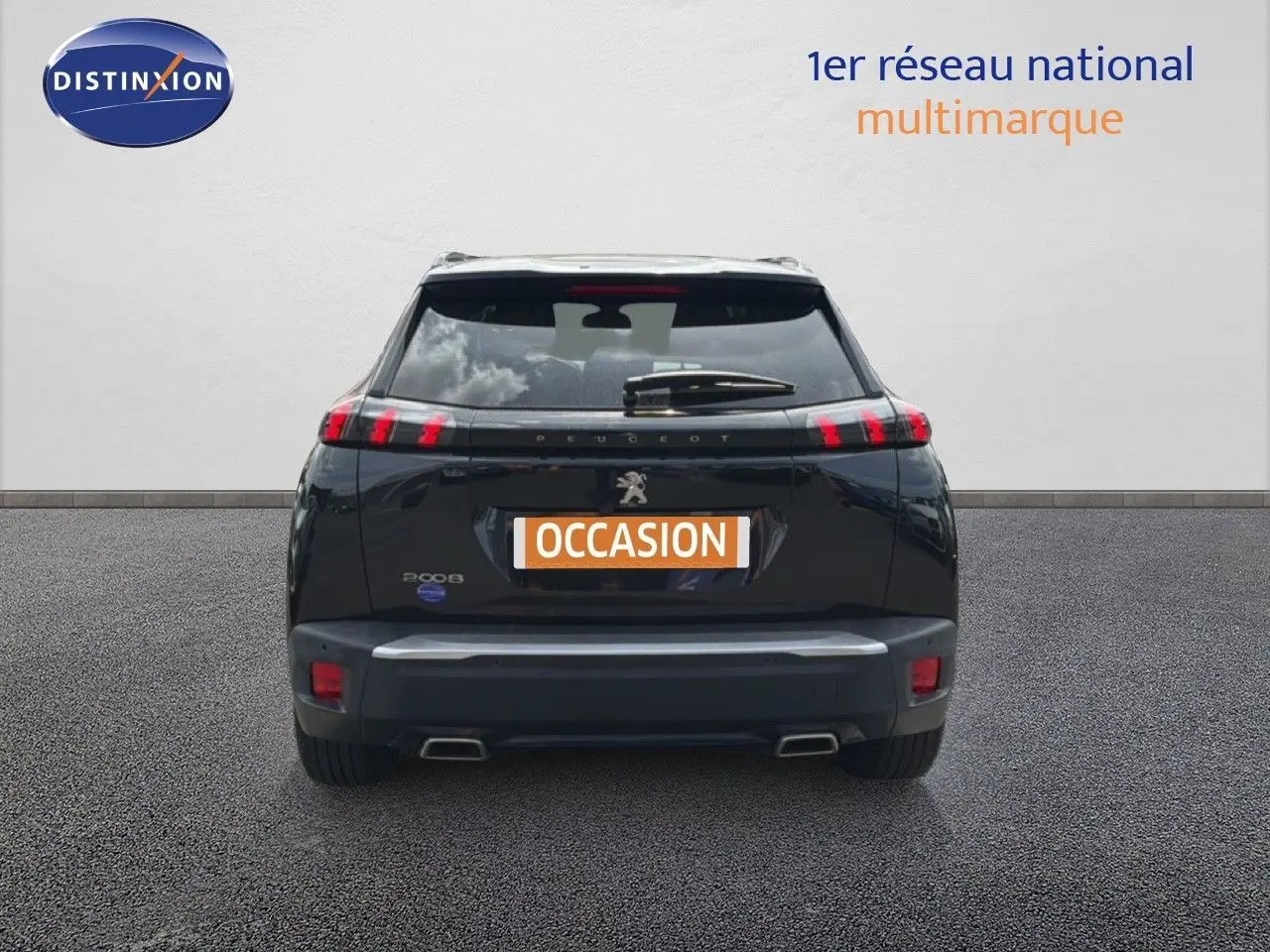 Vue arrière d'un Peugeot 2008 noir perle métal de 2022 avec feux LED caractéristiques et double sortie d'échappement.