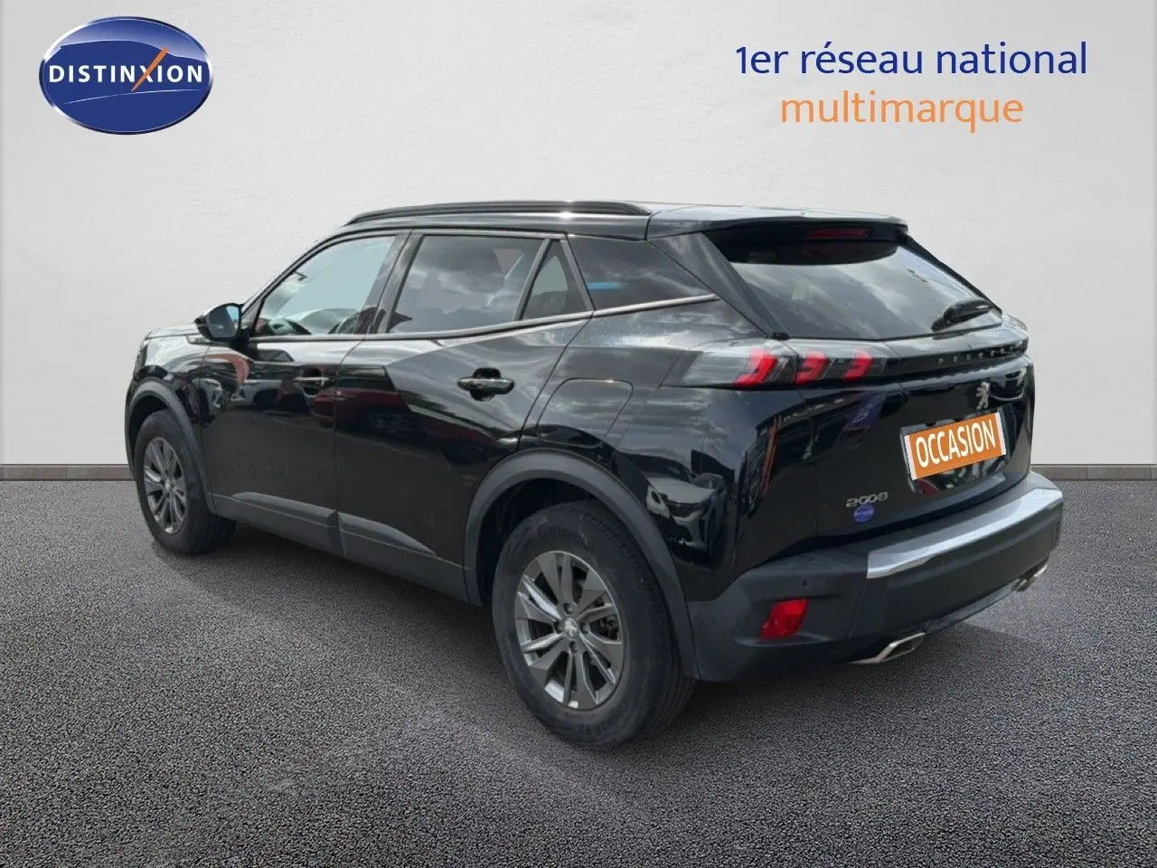 Peugeot 2008 noir perle métal vu en 3/4 arrière droit, avec feux arrière LED et jantes alliage grises.