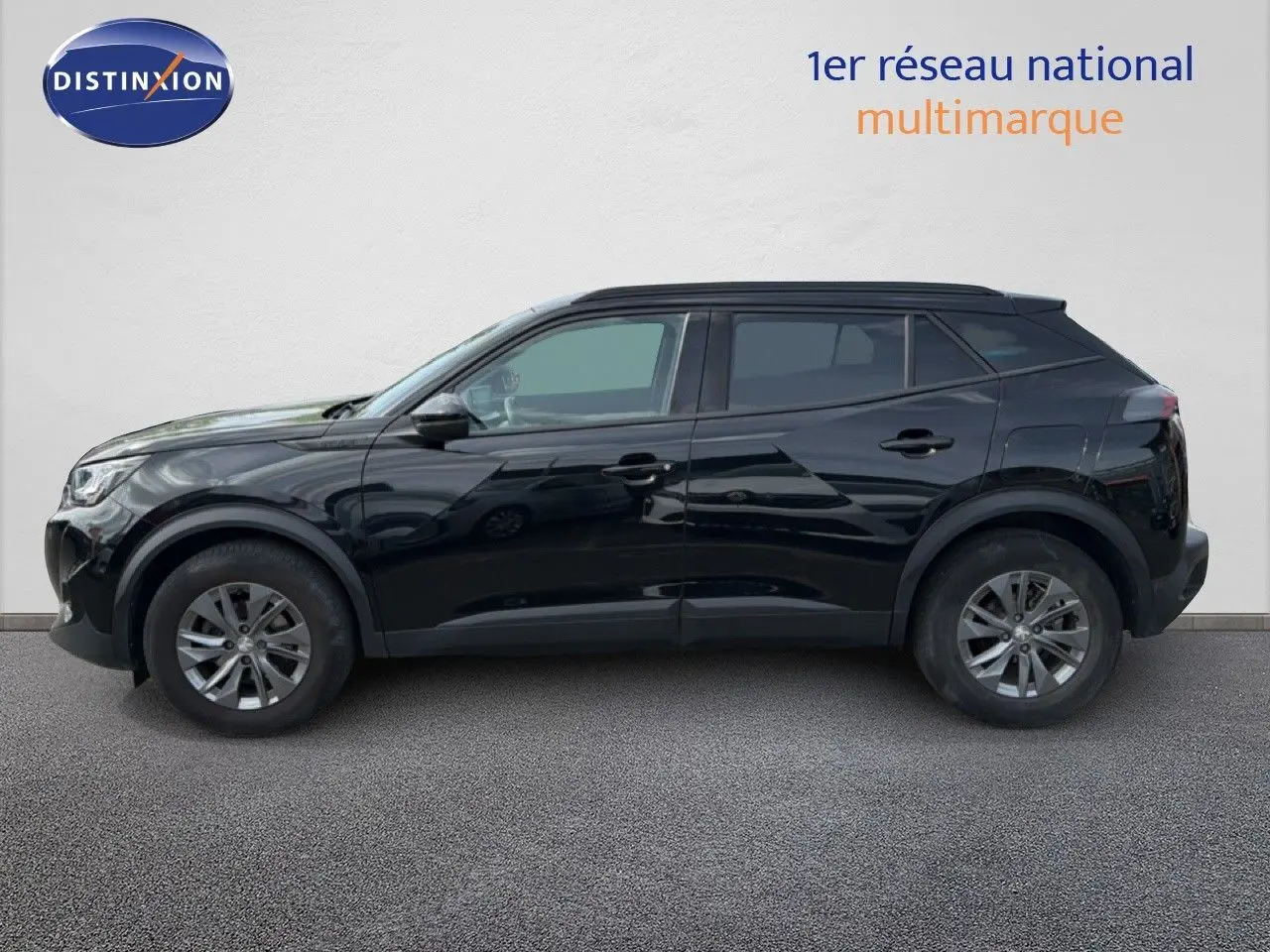 Profil latéral droit d’un Peugeot 2008 noir perle métal, SUV compact avec jantes alliage et lignes modernes.