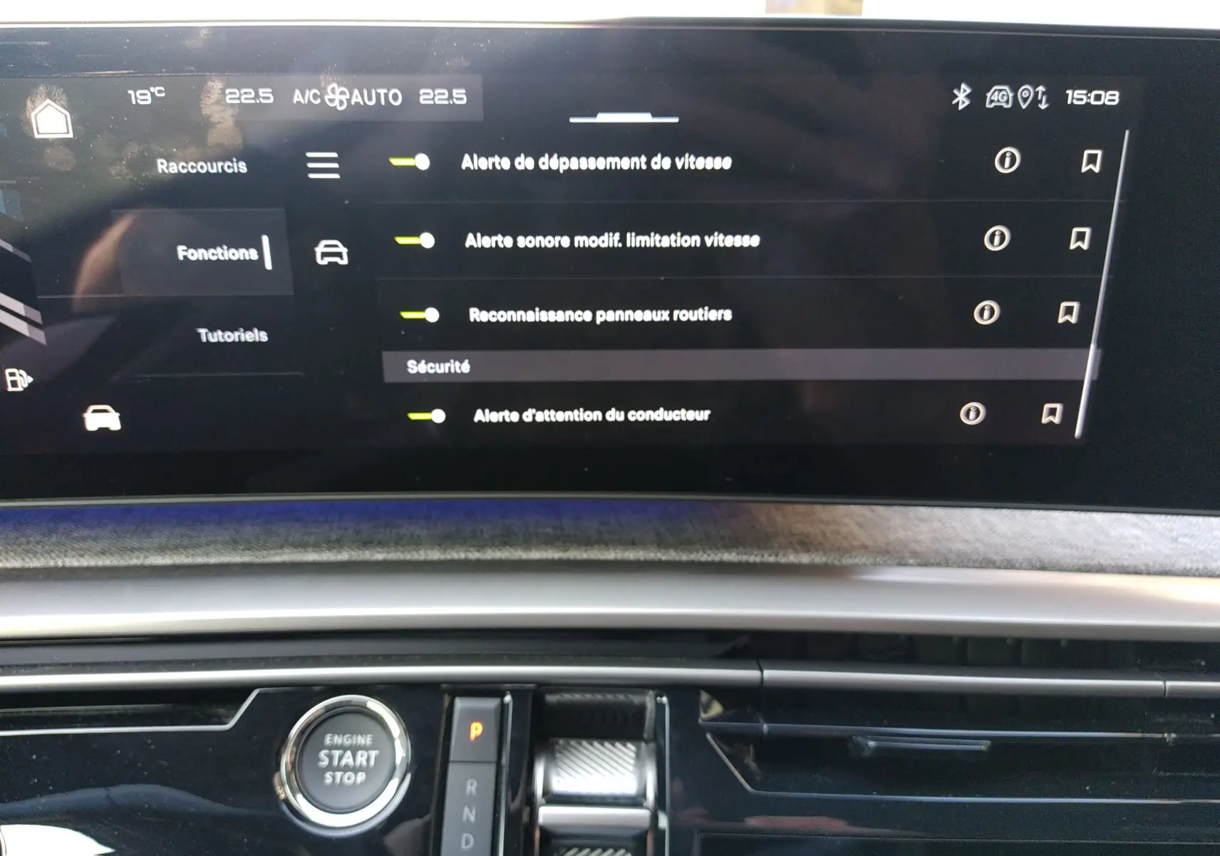 Vue rapprochée de l'écran tactile et du tableau de bord du Peugeot 3008 Hybrid 136 Allure 2024, avec commandes et affichage des alertes de sécurité.
