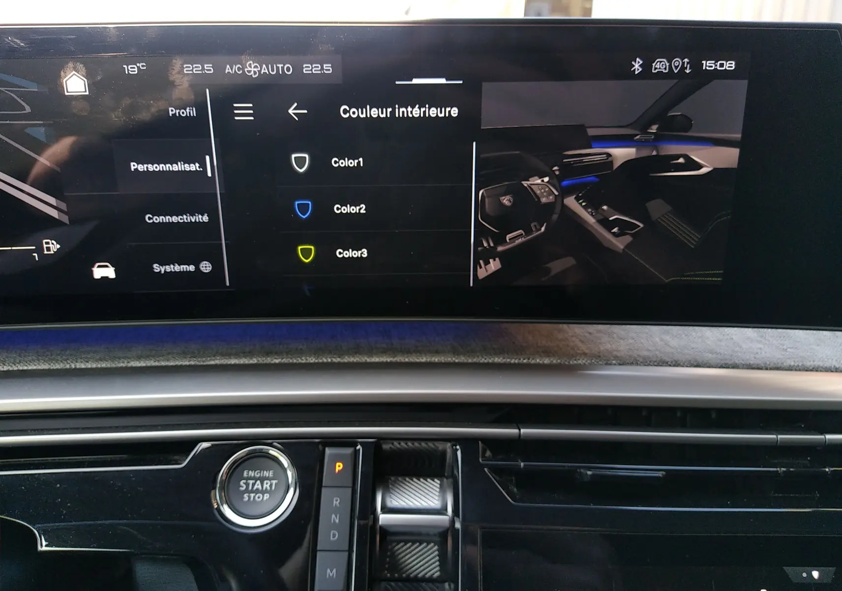 Écran tactile central du Peugeot 3008 Hybrid 136 Allure 2024 montrant les options de couleur intérieure.