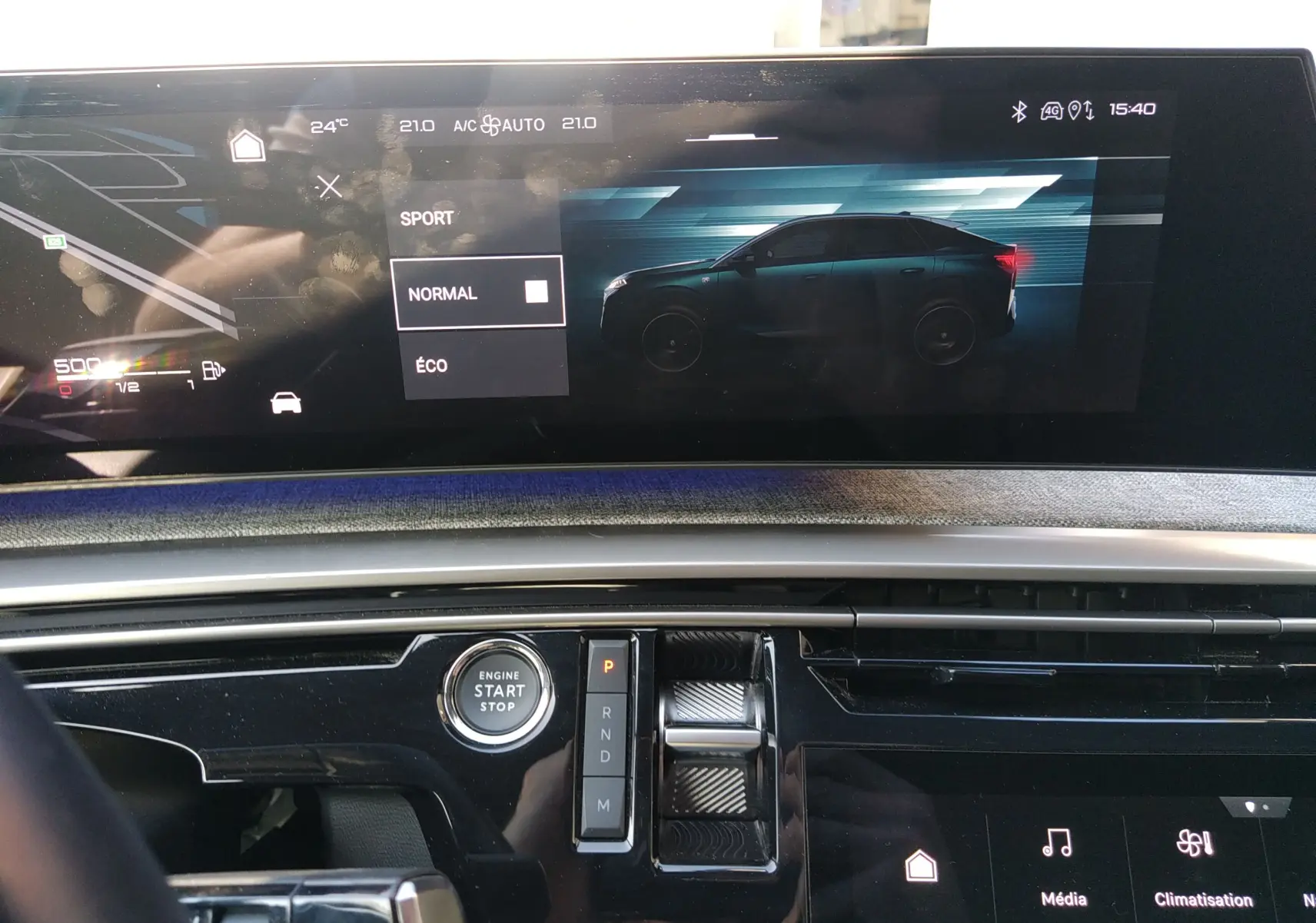 Vue intérieure du tableau de bord du Peugeot 3008 Hybrid 136 Allure 2024, écran tactile affichant le mode de conduite normal.