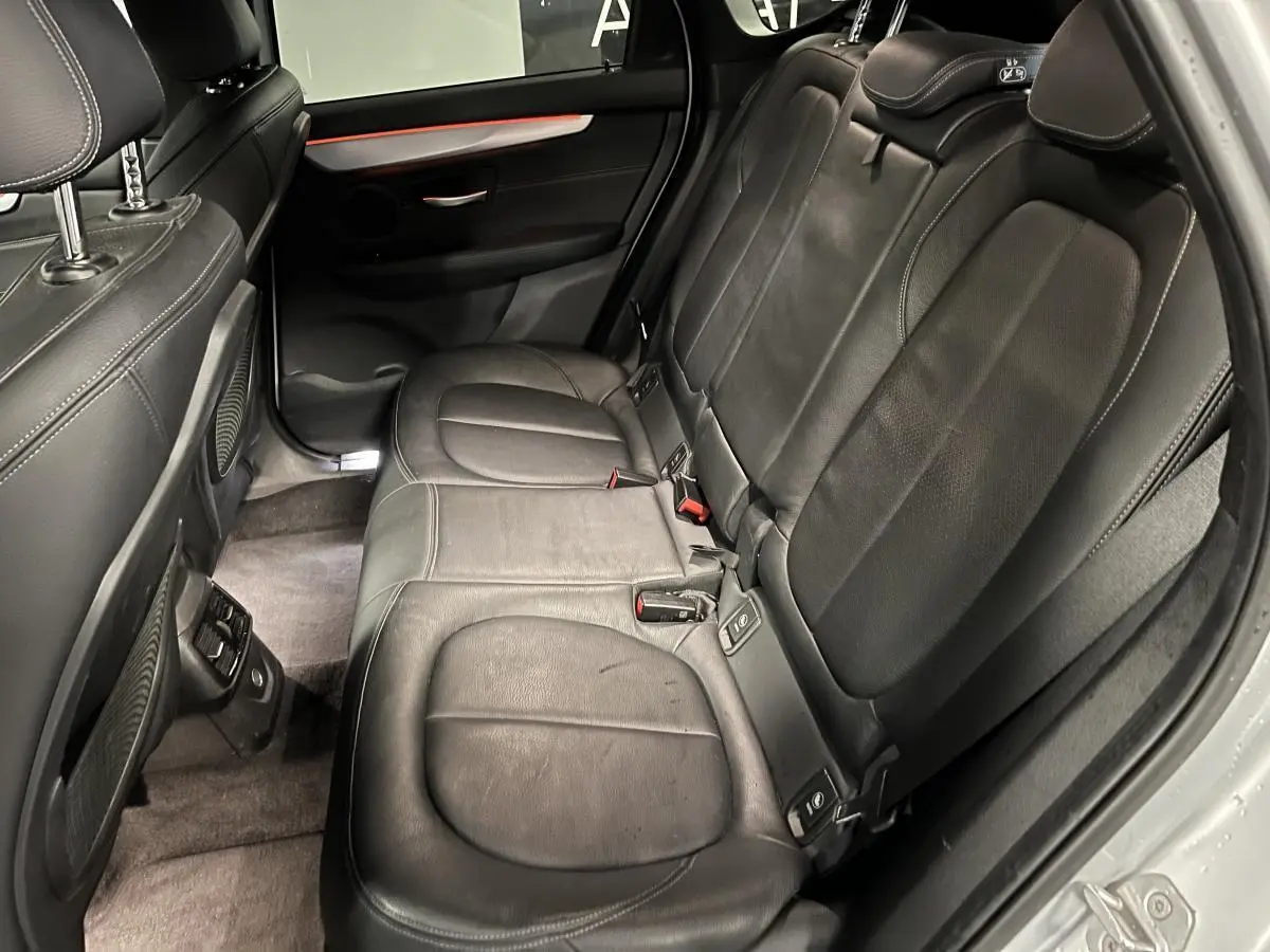 Vue intérieure côté droit des sièges arrière en cuir noir de la BMW Série 2 225xe Active Tourer gris.