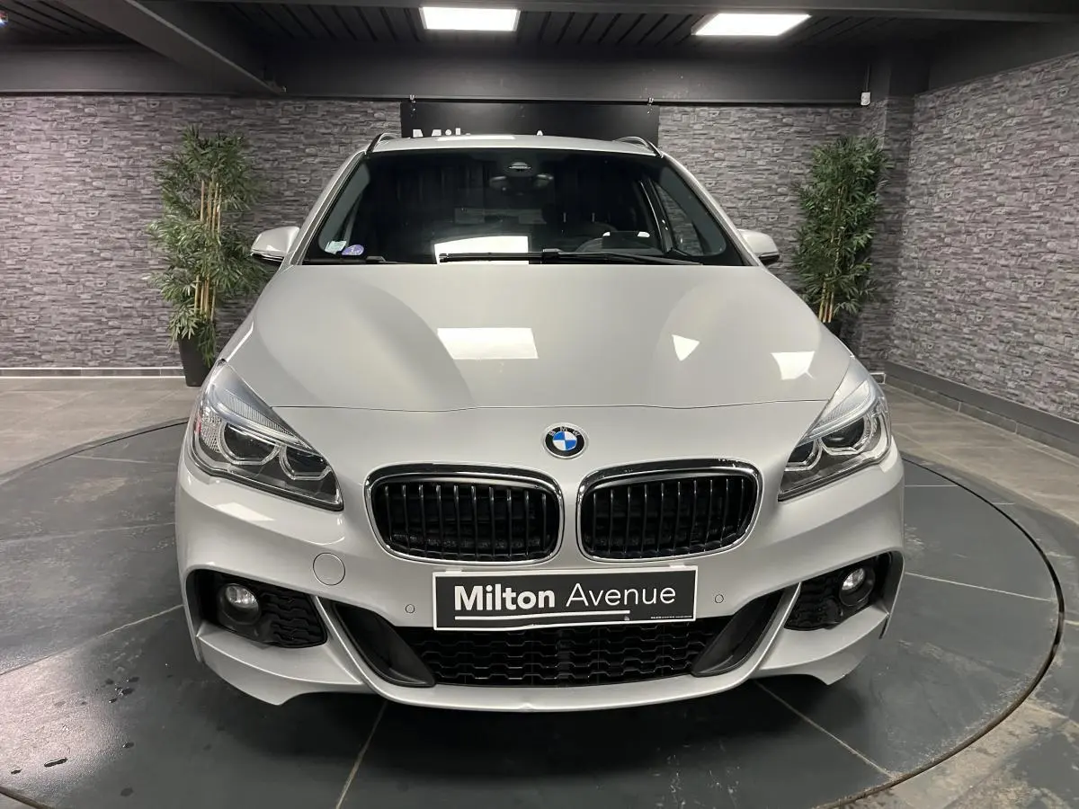 Vue avant d'une BMW Série 2 225xe Active Tourer gris métallisé avec calandre double haricot et phares LED.