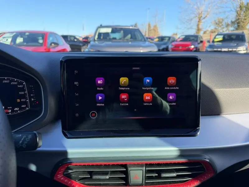 Écran tactile central du tableau de bord de la SEAT IBIZA 2025, avec interface multimédia colorée, ambiance intérieure moderne.