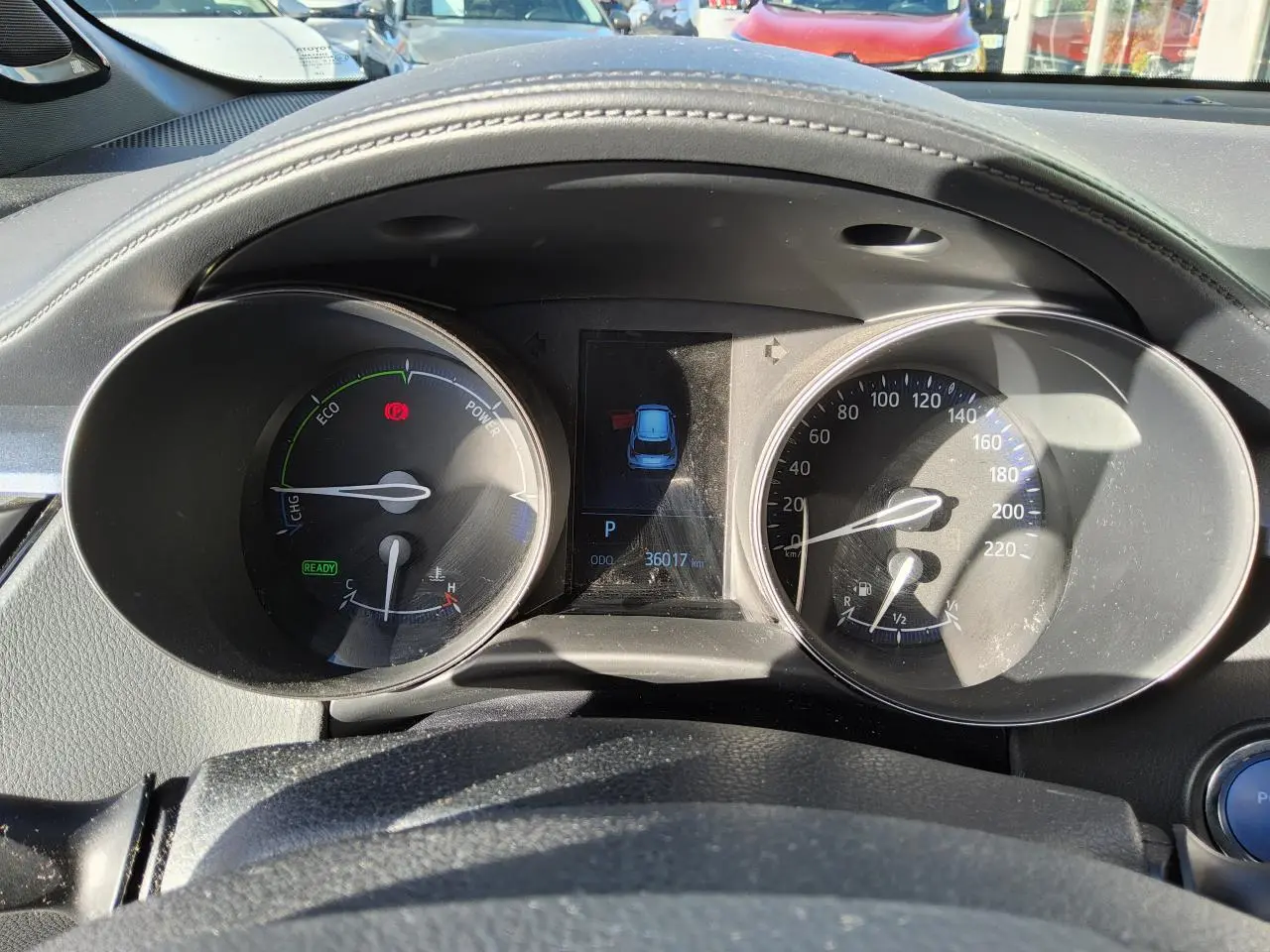 Vue rapprochée du tableau de bord du Toyota C-HR 2.0 Hybrid 2020, affichant compteurs et écran central.