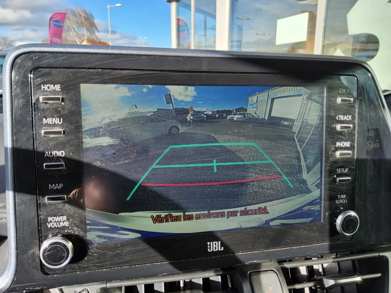 Écran tactile du Toyota C-HR 2020 montrant la caméra de recul avec lignes de guidage colorées.