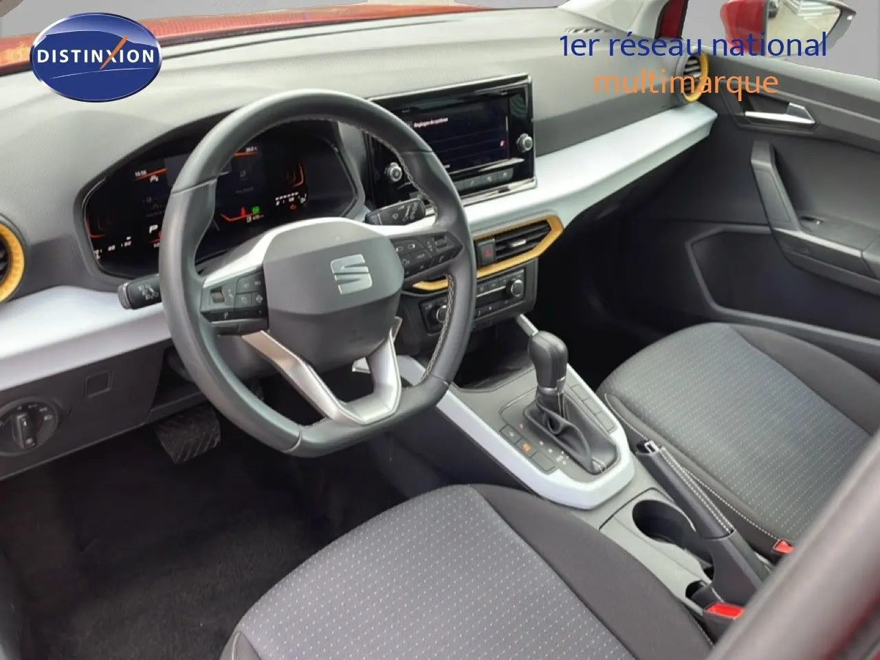 Vue intérieure côté conducteur du SEAT Arona 2025, volant cuir multifonction et console centrale avec boîte auto.