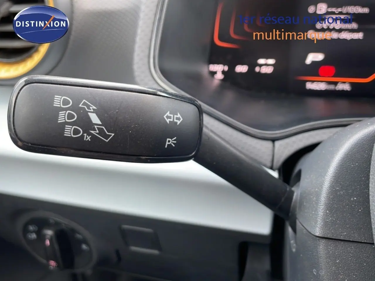 Gros plan sur la manette de clignotant à gauche du volant dans l’habitacle d’un SEAT Arona 2025.