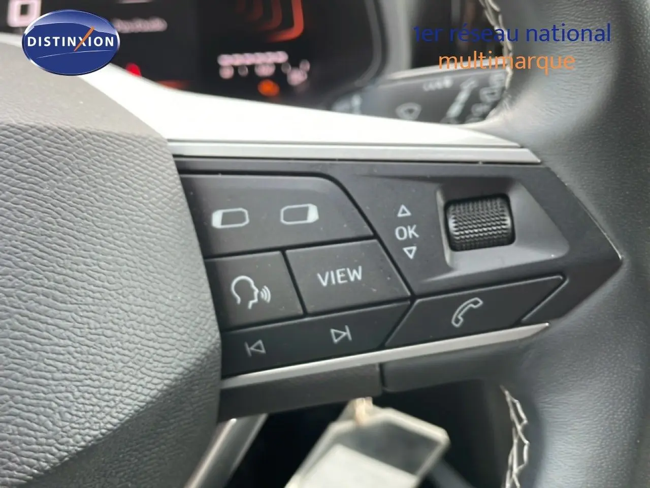 Gros plan sur les commandes multifonctions au volant du SEAT Arona 2025, finition Style Special Edition, intérieur noir.