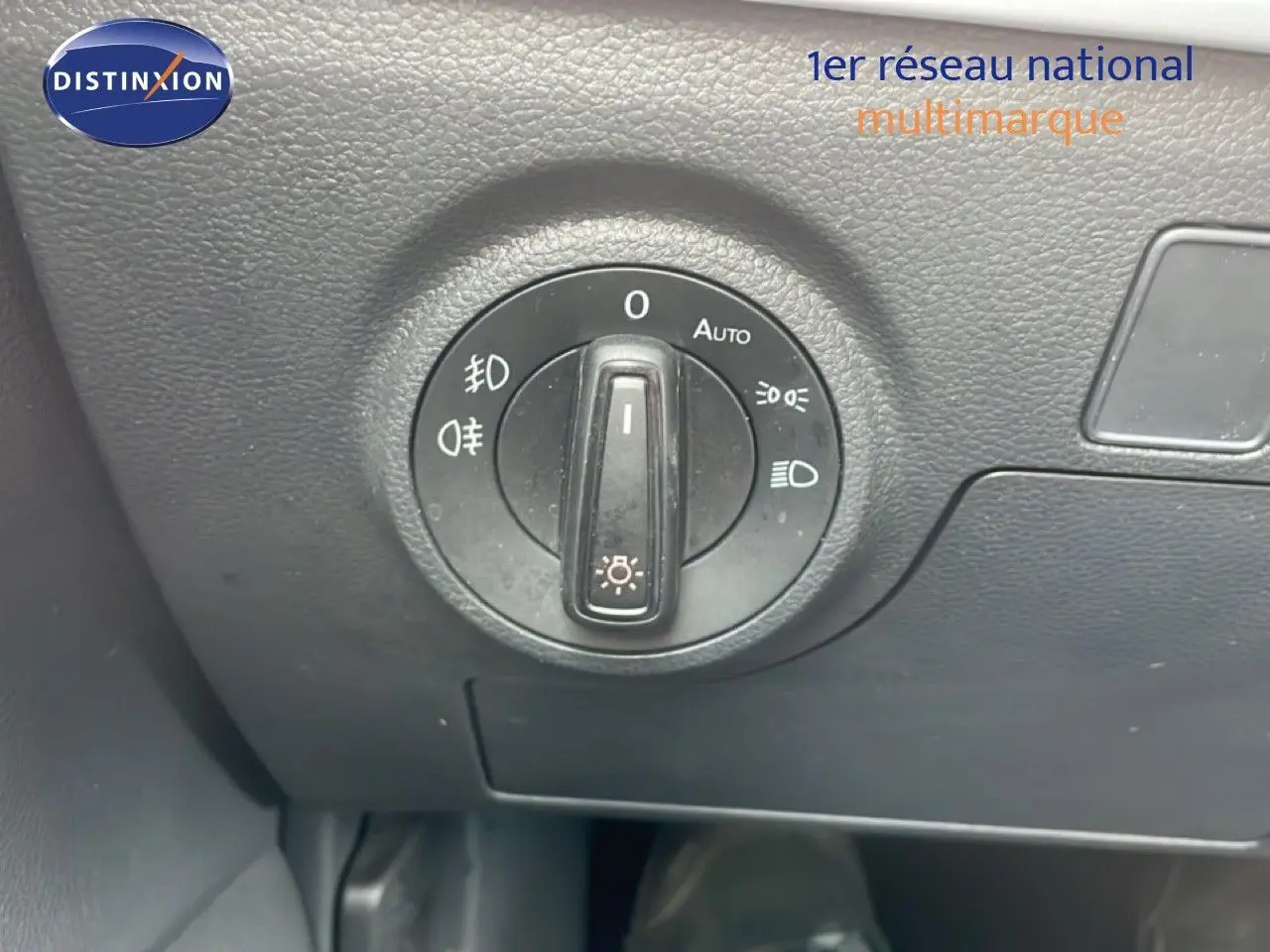 Gros plan sur le bouton de commande des phares dans l’habitacle du SEAT Arona 2025, finition Style Special Edition.