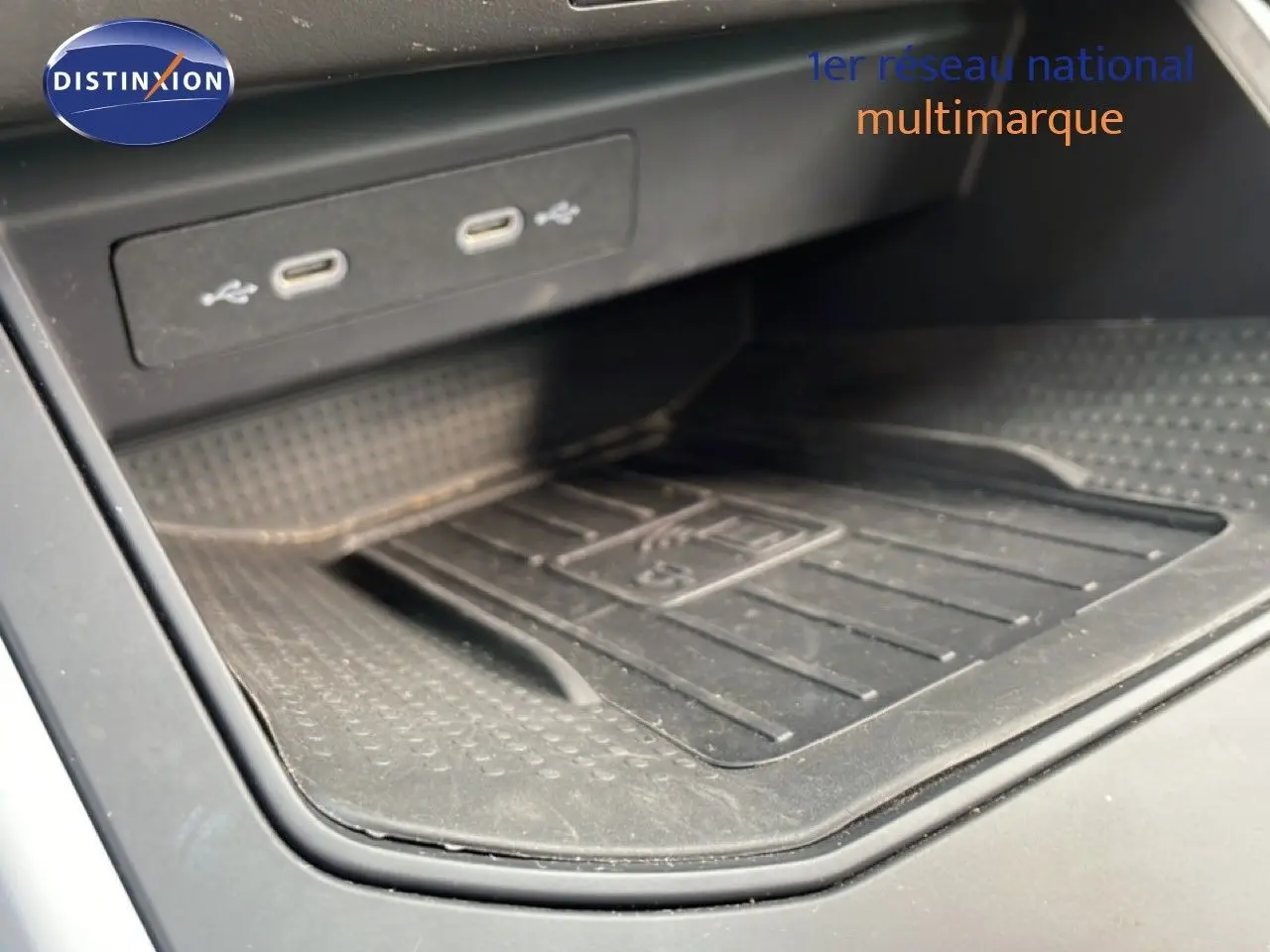 Gros plan sur la zone de recharge sans fil et ports USB-C du SEAT Arona 2025, intérieur noir.