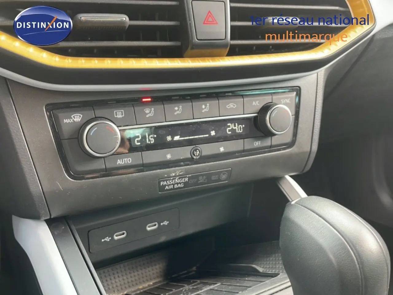 Gros plan sur la console centrale du SEAT Arona 2025, montrant la climatisation digitale et le levier de boîte automatique.