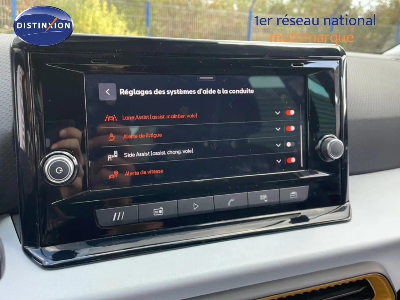 Écran tactile central du tableau de bord du SEAT Arona 2025 affichant les réglages d’aide à la conduite.