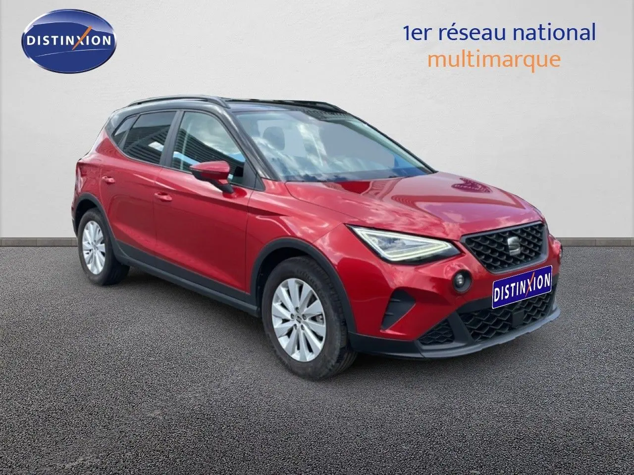 SEAT Arona rouge désir métal avec toit noir, vue 3/4 avant droit, mettant en valeur ses optiques LED et calandre noire.