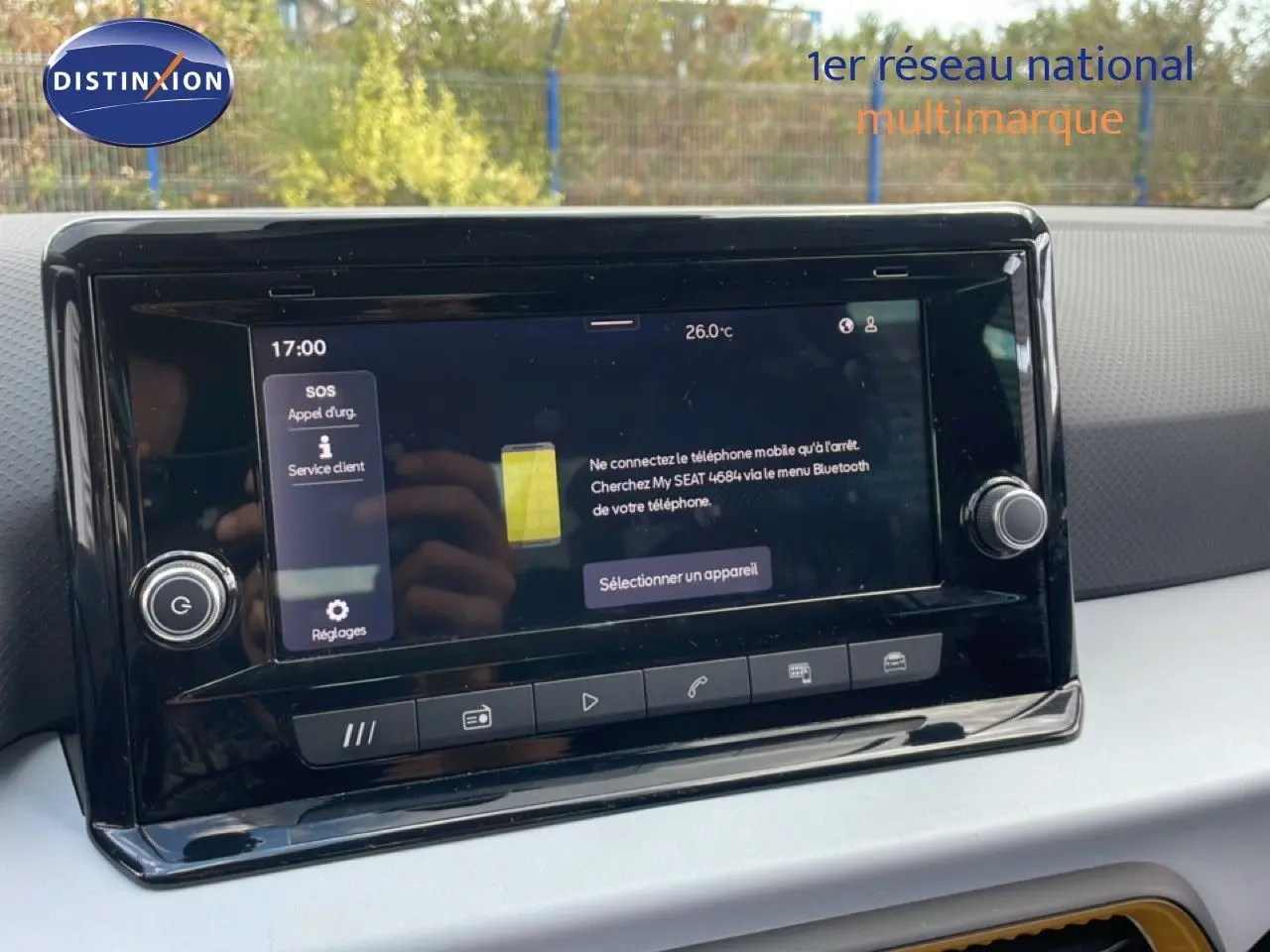 Écran tactile central du tableau de bord du SEAT Arona 2025, affichant le menu Bluetooth, intérieur noir.