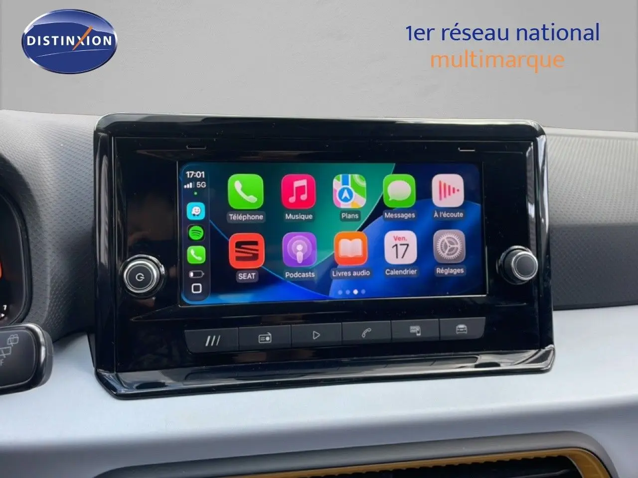 Écran tactile central du tableau de bord du SEAT Arona 2025, affichant des applications connectées colorées.