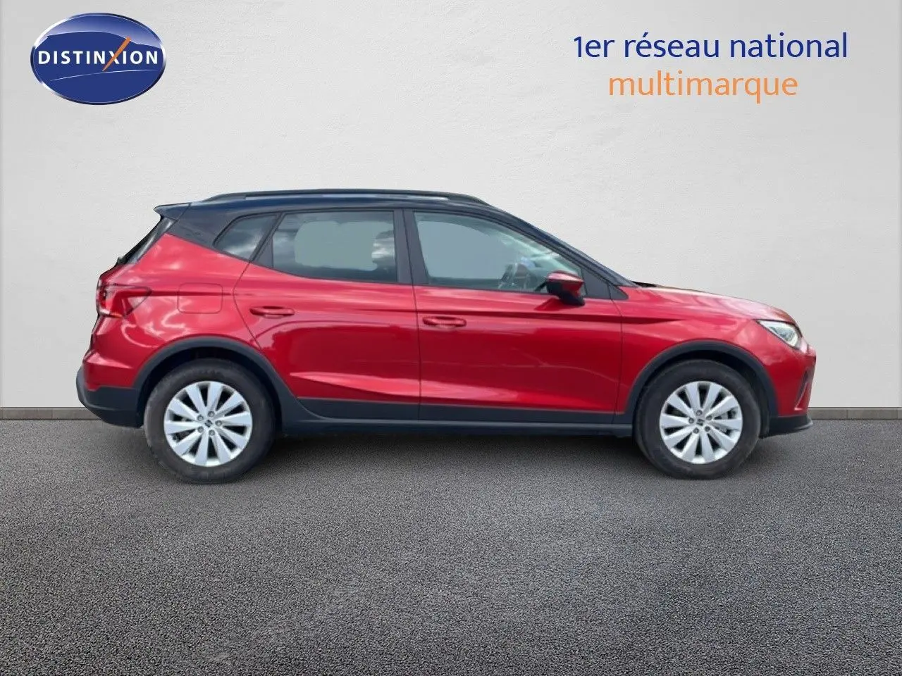 Vue de profil côté gauche du SEAT Arona rouge Désir Métal avec toit noir, soulignant son design compact et moderne.