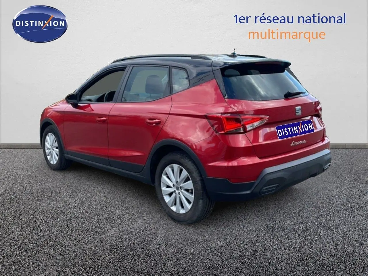 SEAT Arona rouge désir métal avec toit noir, vue 3/4 arrière côté gauche, SUV compact moderne.