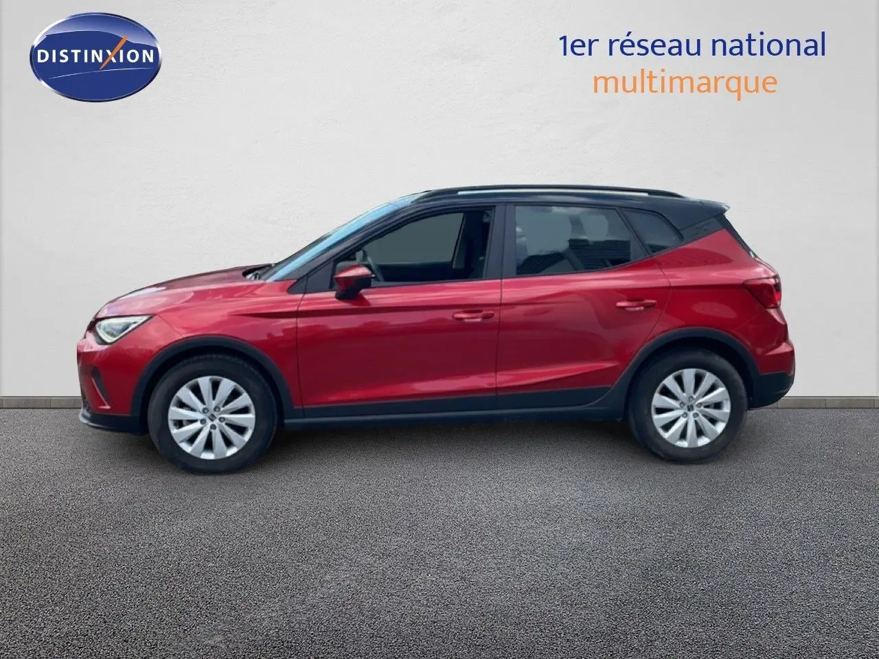 Vue de profil côté gauche d'un SEAT Arona rouge Désir Métal avec toit noir, finition Style Special Edition 2025.