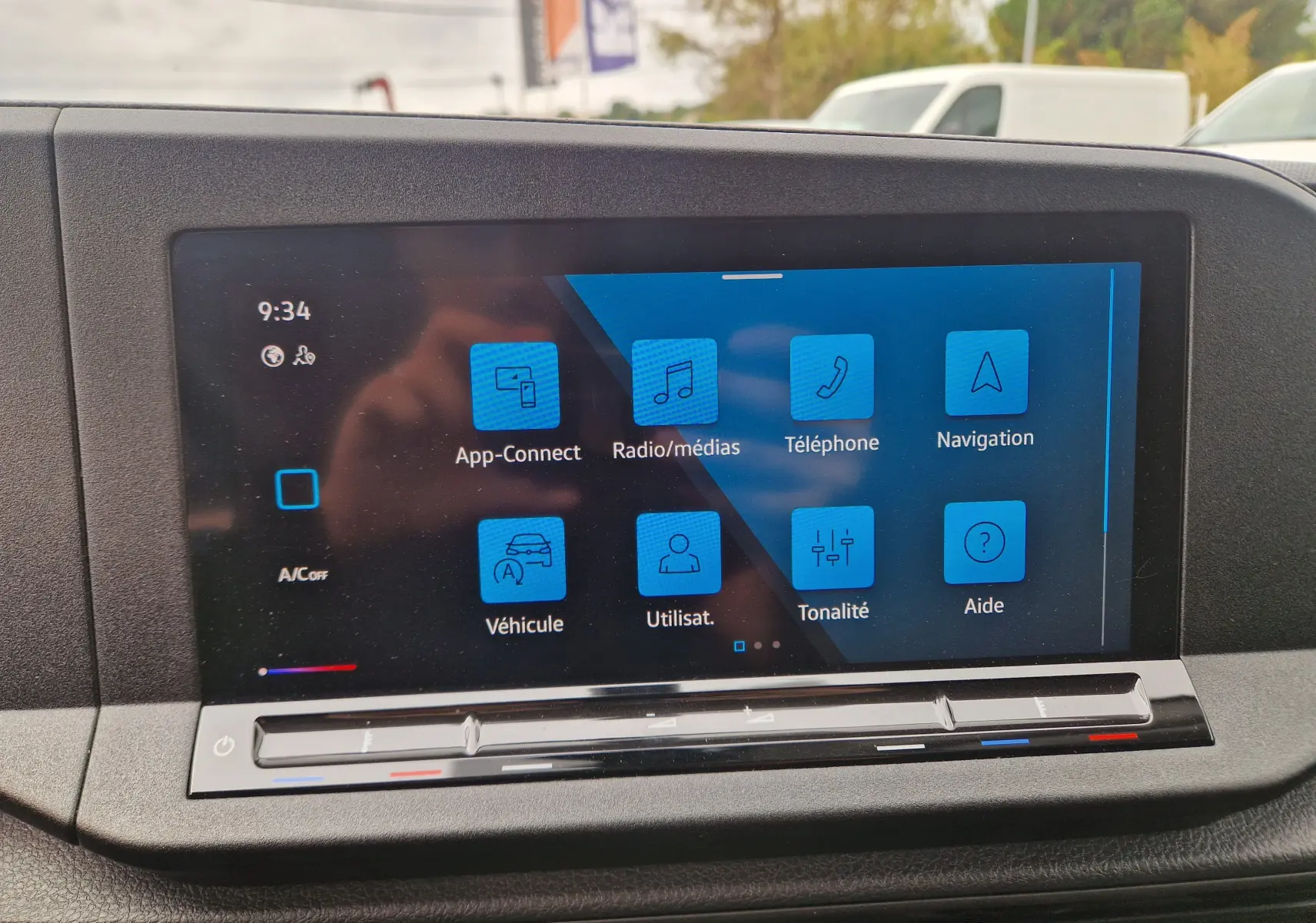 Écran tactile central du Volkswagen Caddy Cargo blanc 2023 affichant les options multimédias et de navigation.