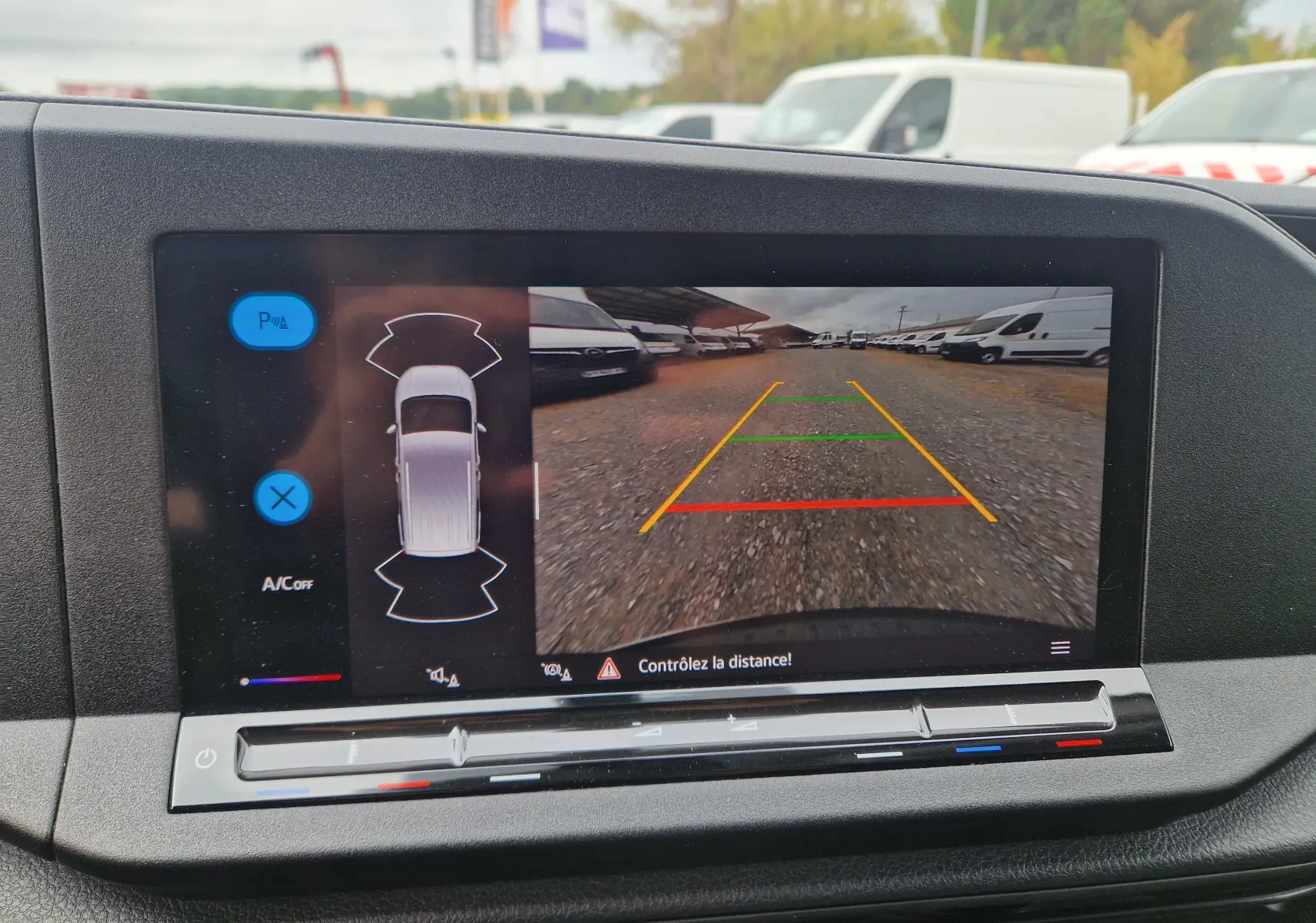 Écran intérieur du Volkswagen Caddy Cargo 2023 montrant la caméra de recul avec guidage de trajectoire coloré.