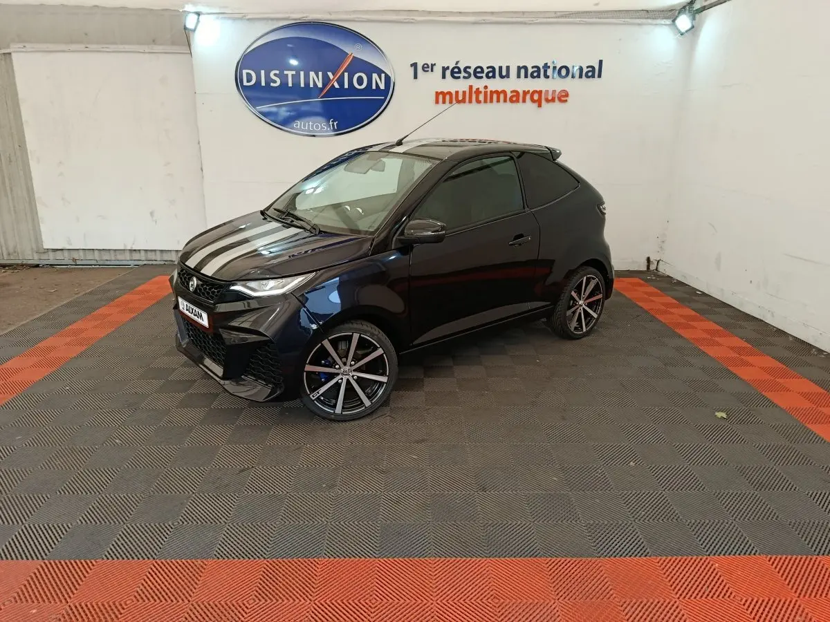 Aixam Ambition 0.5 City Coupe GTI noir en 3/4 avant droit, avec jantes sport et rétroviseur côté conducteur visible.