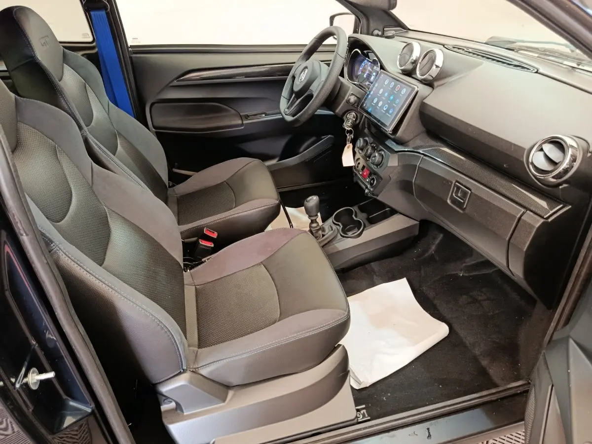 Vue intérieure côté conducteur de l'AIXAM Ambition 0.5 City Coupe GTI 2026 noire, avec sièges sport et tableau de bord moderne.