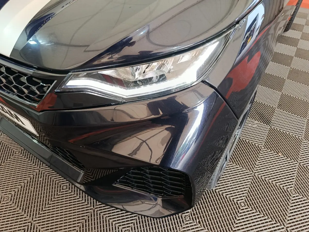 Gros plan sur l'avant droit noir de l'AIXAM AMBITION 0.5 CITY COUPE GTI 2026 avec phares LED et calandre ajourée.