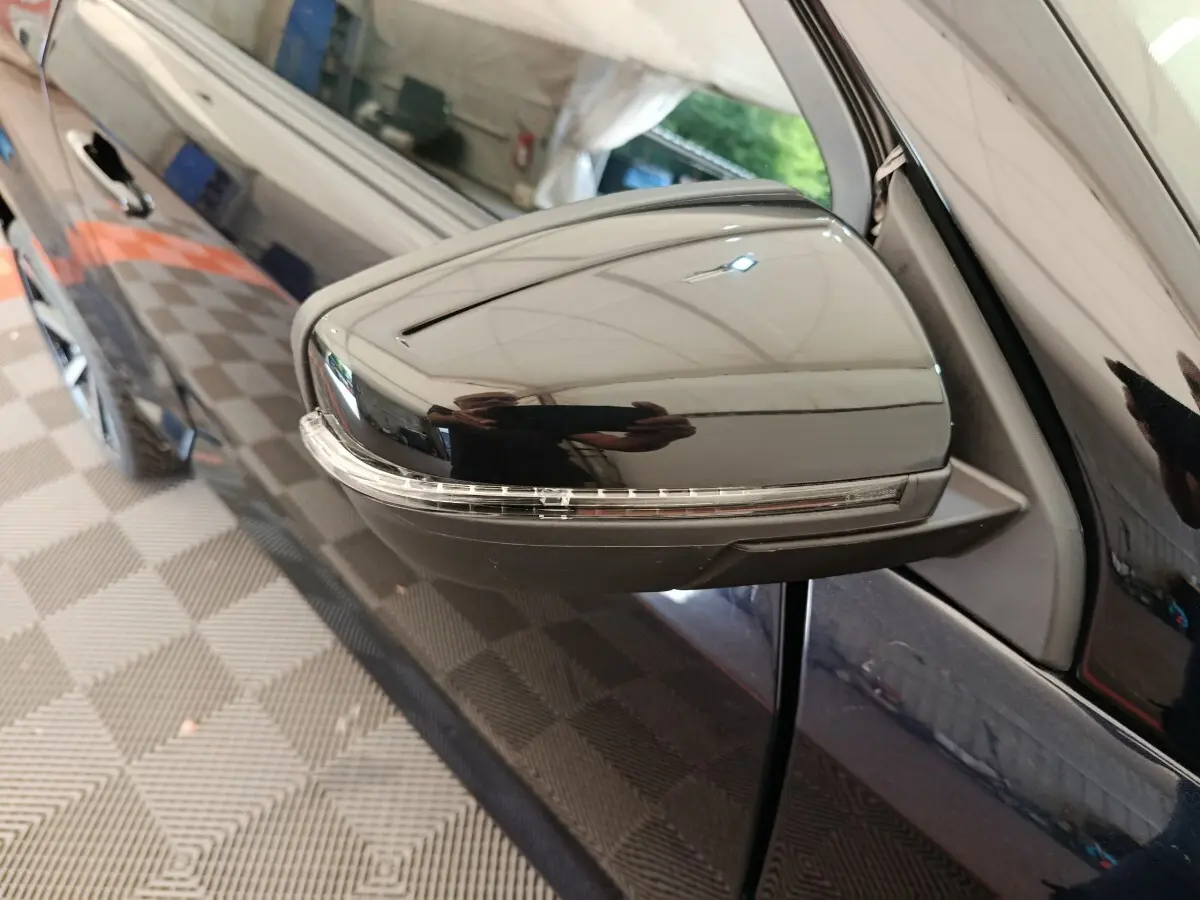 Gros plan sur le rétroviseur extérieur côté conducteur noir brillant de l'AIXAM AMBITION 0.5 CITY COUPE GTI 2026.