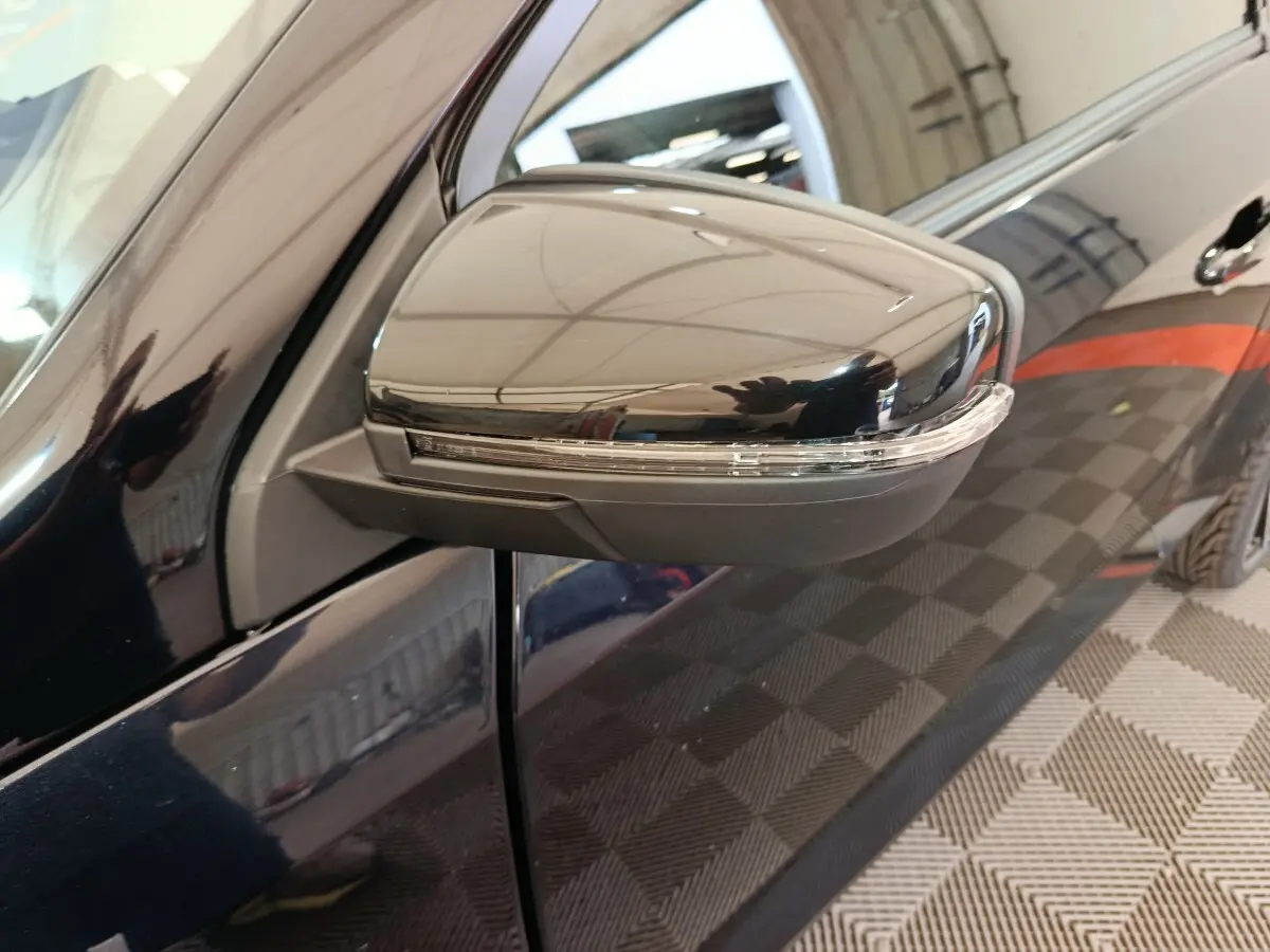 Rétroviseur extérieur côté conducteur noir brillant de l'AIXAM Ambition 0.5 City Coupe GTI 2026, vue rapprochée côté gauche.