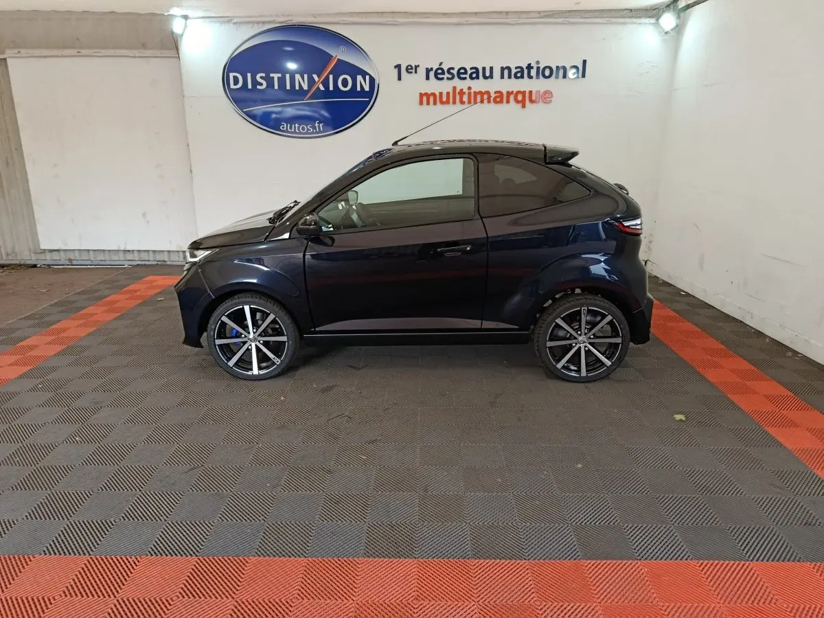 Vue de profil côté gauche de l'AIXAM Ambition 0.5 City Coupe GTI noire 2026 avec jantes alliage et rétroviseur conducteur.