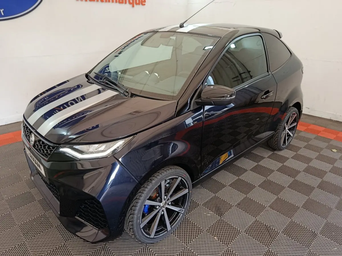 Aixam Ambition 0.5 City Coupe GTI noir vue 3/4 avant droit avec jantes sport et rétroviseur côté conducteur.