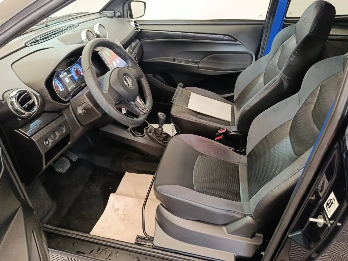 Vue intérieure côté conducteur de l'AIXAM Ambition 0.5 City Coupe GTI 2026 noire, avec sièges sport et tableau de bord moderne.