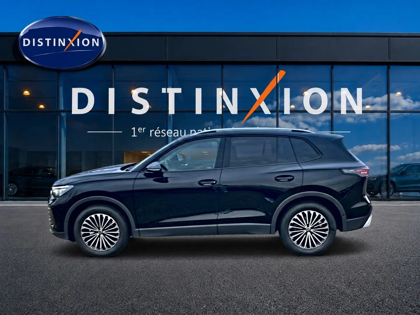Volkswagen Tiguan 1.5 eTSI 150 Life noir vu de profil droit devant une vitrine Distinxion.