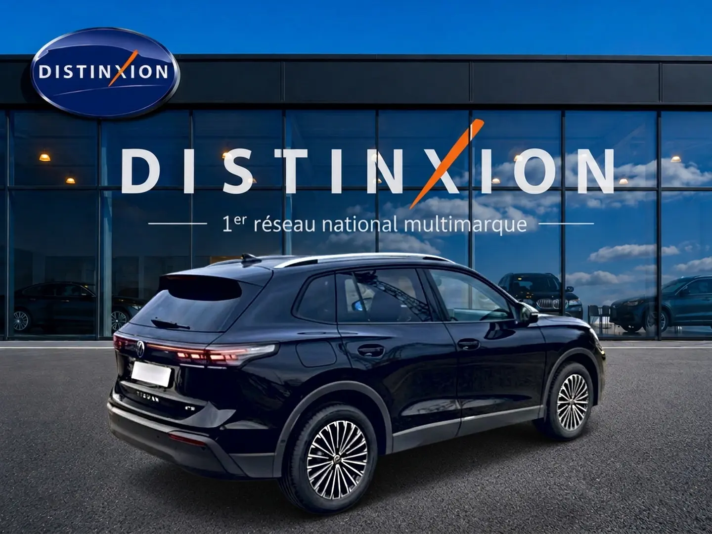 Volkswagen Tiguan 1.5 eTSI noir en 3/4 arrière droit, avec feux arrière LED et jantes stylisées.