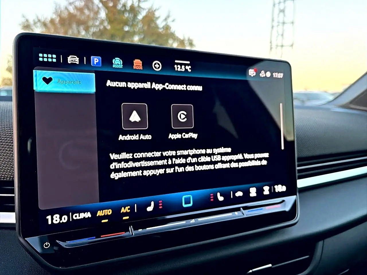 Écran tactile central du Volkswagen T-Roc 1.5 R-Line 2026 affichant la connexion Apple CarPlay et Android Auto.