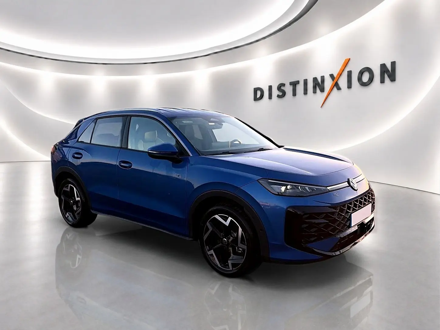 Volkswagen T-Roc 1.5 etsi 150 R-Line bleu céleste en 3/4 avant droit dans un showroom lumineux.