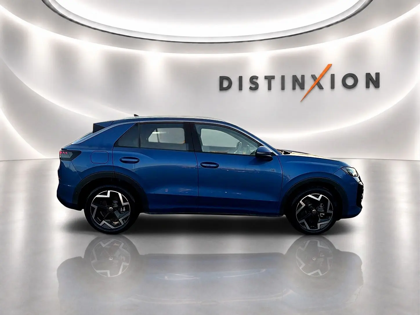 Profil droit du Volkswagen T-Roc 1.5 etsi 150 R-Line bleu céleste avec jantes alu et boucliers couleur carrosserie.
