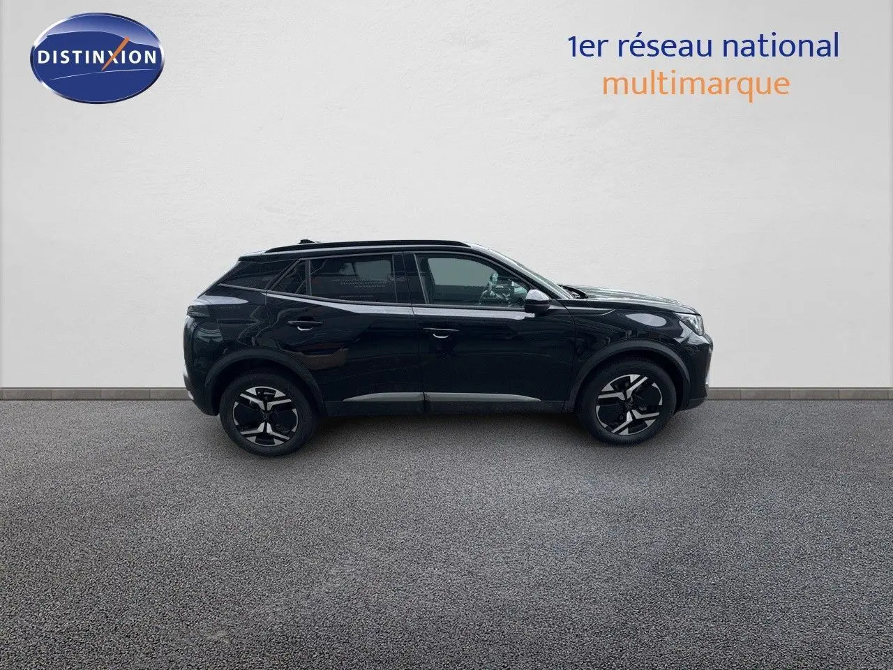 Profil côté gauche du Peugeot 2008 HYBRID 136CH Allure noir métal 2025, avec jantes bi-ton et lignes épurées.
