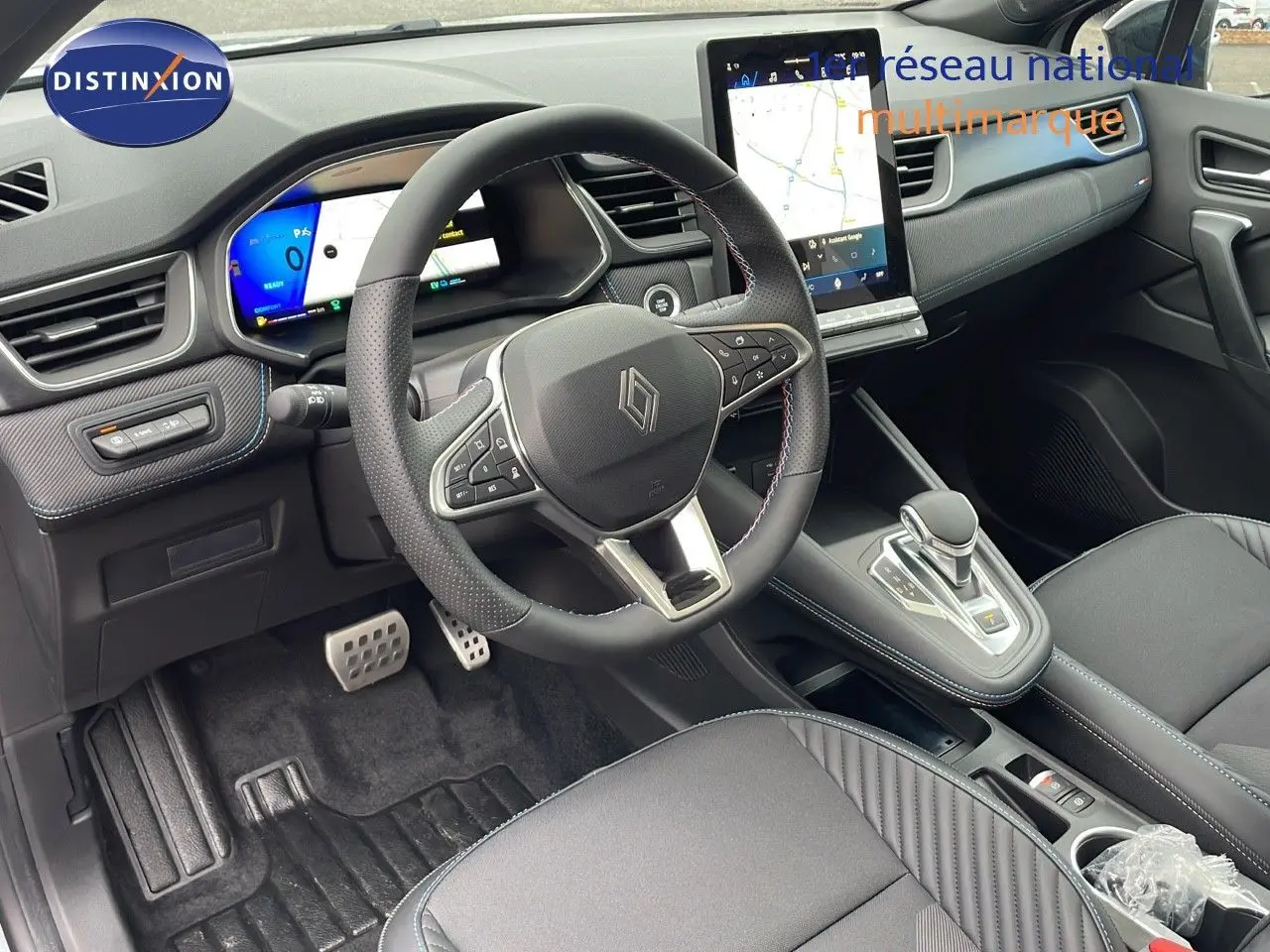 Vue intérieure côté conducteur du Renault Symbioz 2025, tableau de bord numérique et console centrale moderne en cuir noir.