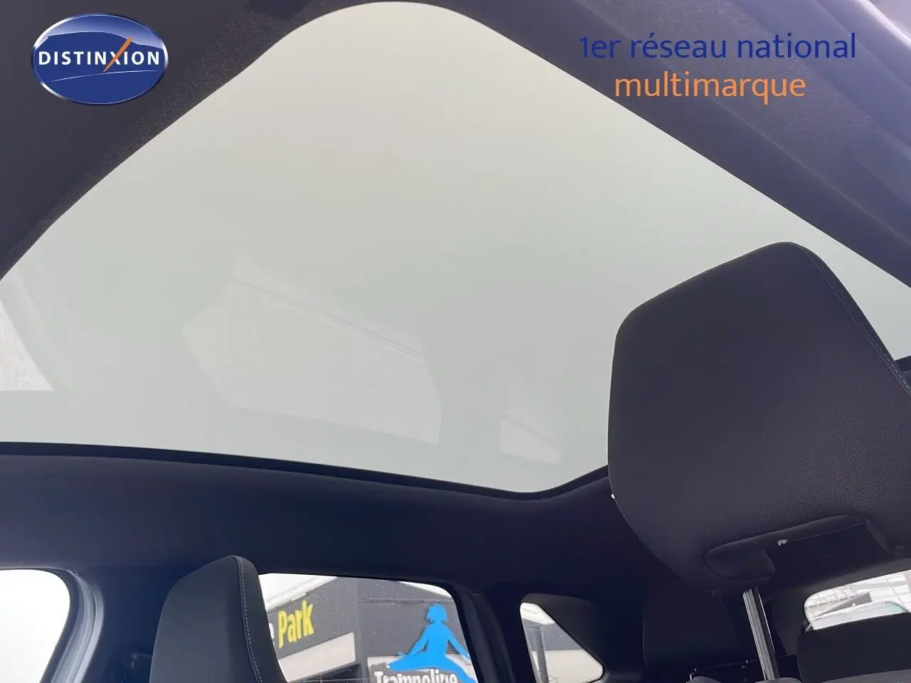 Toit panoramique vu de l'intérieur arrière droit du Renault Symbioz gris Rafale Metal 2025 hybride essence.