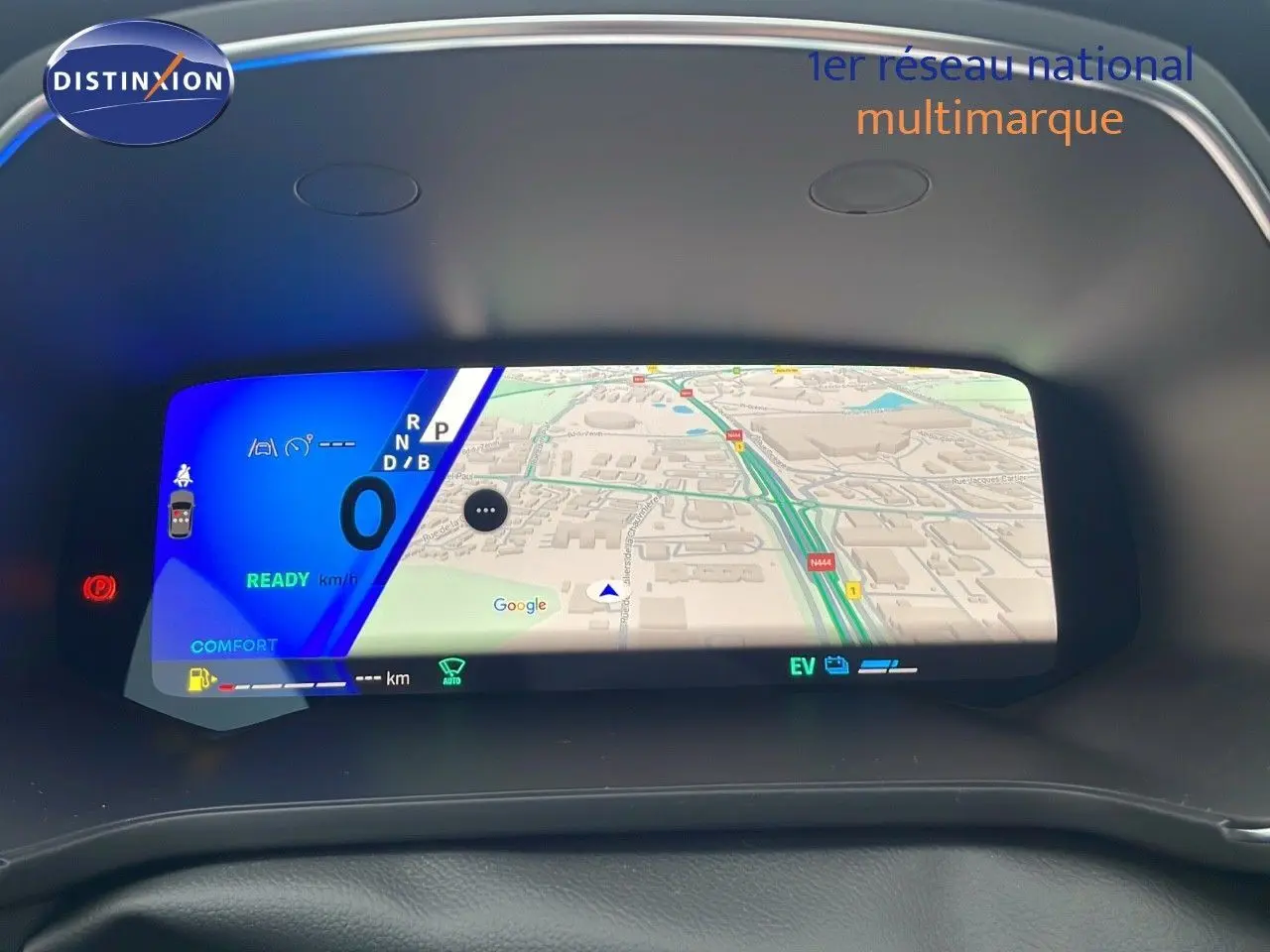 Tableau de bord numérique du Renault Symbioz 2025 affichant la navigation GPS et les indicateurs de conduite.